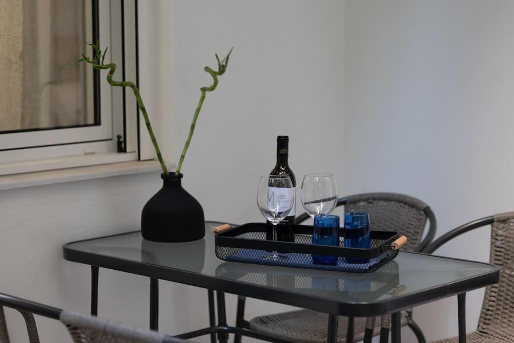 Stylish Abode Under Acropolis W/ Sunny Courtyard! Apartman Athén Kültér fotó